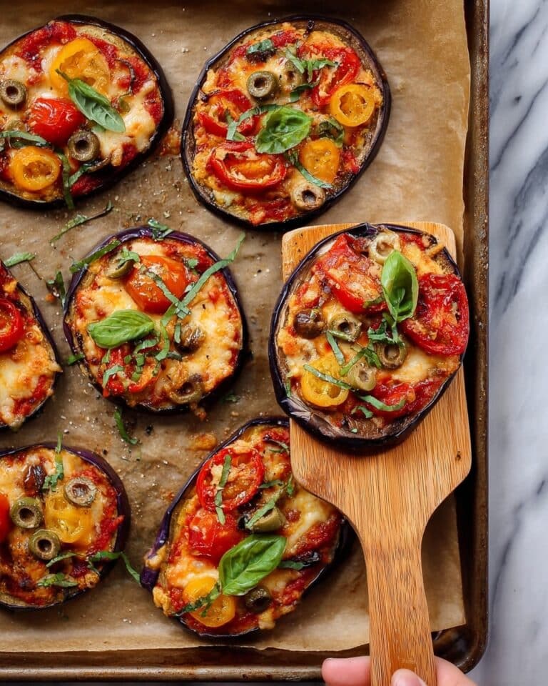 Auberginen Pizza mit Tomatensauce, veganem Mozzarella und frischen Belägen Recipe